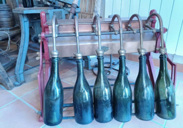 Garrafas de champanhe em máquina antiga de encher (foto de Míriam Aguiar)