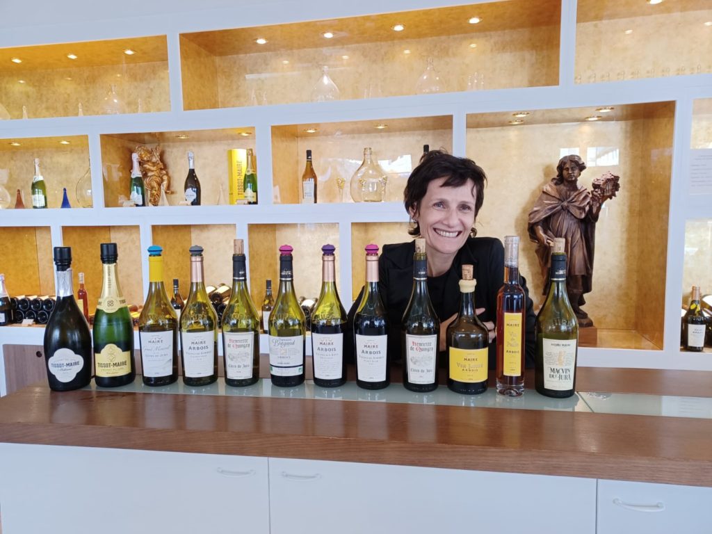 Míriam Aguiar apresenta opções de vinhos e champanhe (foto arquivo pessoal)