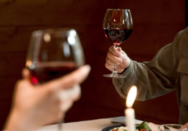 Duas pessoas brindando com taças de vinho