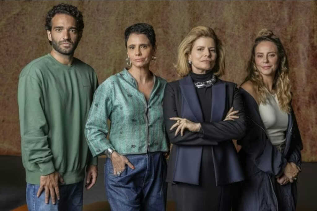 Afonso Roitman (Humberto Carrão), Celina (Malu Galli), Odete Roitman (Débora Bloch) e Heleninha (Paolla Oliveira) em nova versão de 'Vale Tudo' — Foto: Divulgação TV Globo