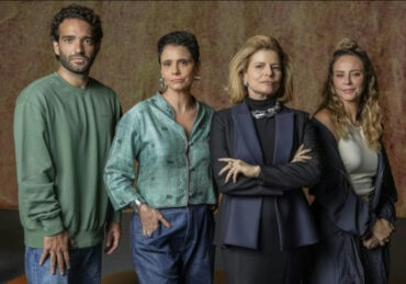 Afonso Roitman (Humberto Carrão), Celina (Malu Galli), Odete Roitman (Débora Bloch) e Heleninha (Paolla Oliveira) em nova versão de 'Vale Tudo' — Foto: Divulgação TV Globo
